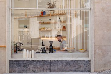 An exterior view of a window of a coffee shop in Lison