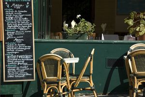 Restaurant in Paris near Le Panth with a menu in french, written in chalk. 